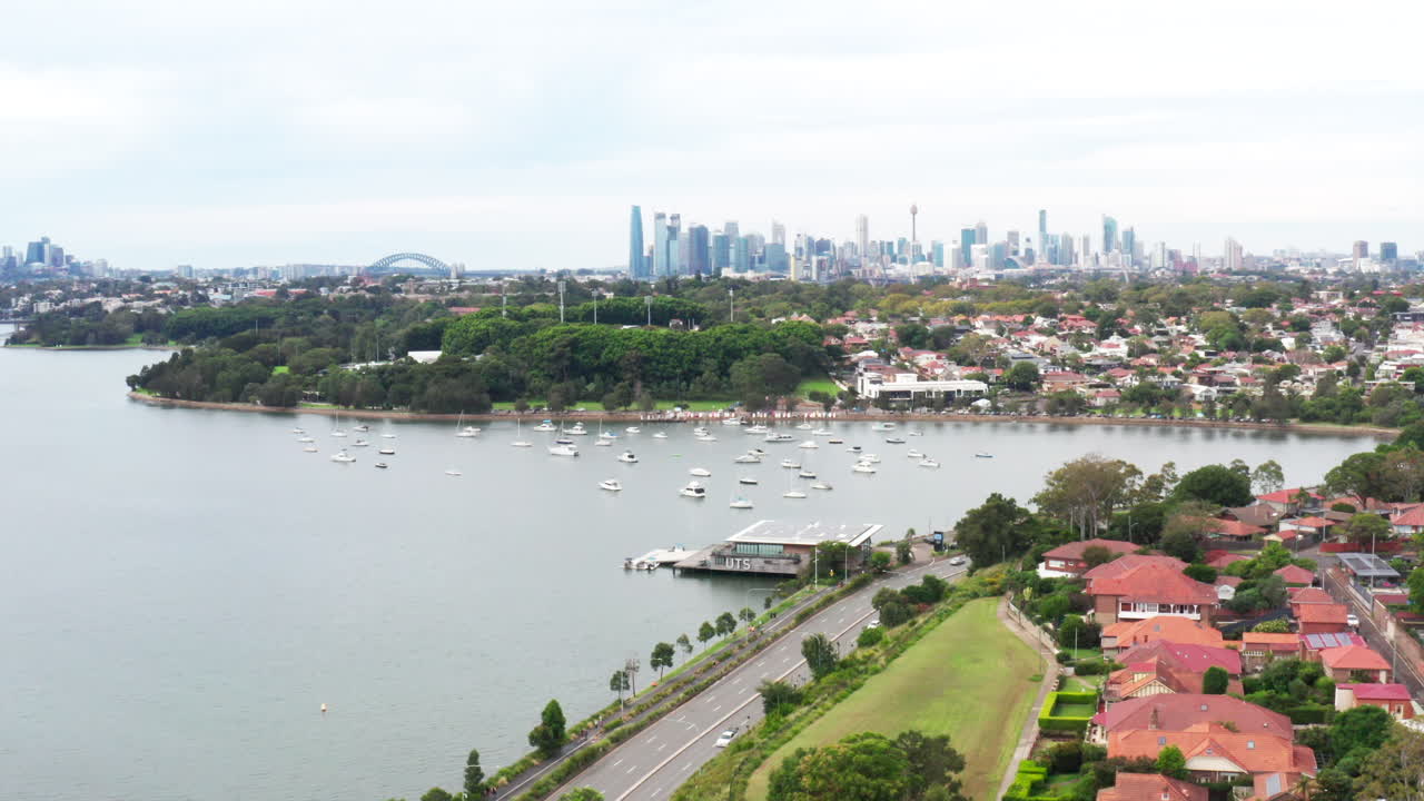 호주 파라마타 강 근처의 시드니 시야를 향해 날아가는 항공 드론  ⁇