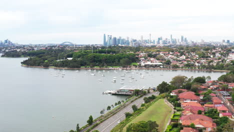 disparo aéreo de avión no tripulado volando hacia la ciudad de sydney horizonte en la distancia, cerca del río parramatta australia
