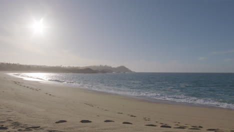 toma en cámara lenta de un día soleado de playa en la playa estatal del puerto deportivo de la bahía de monterey de california