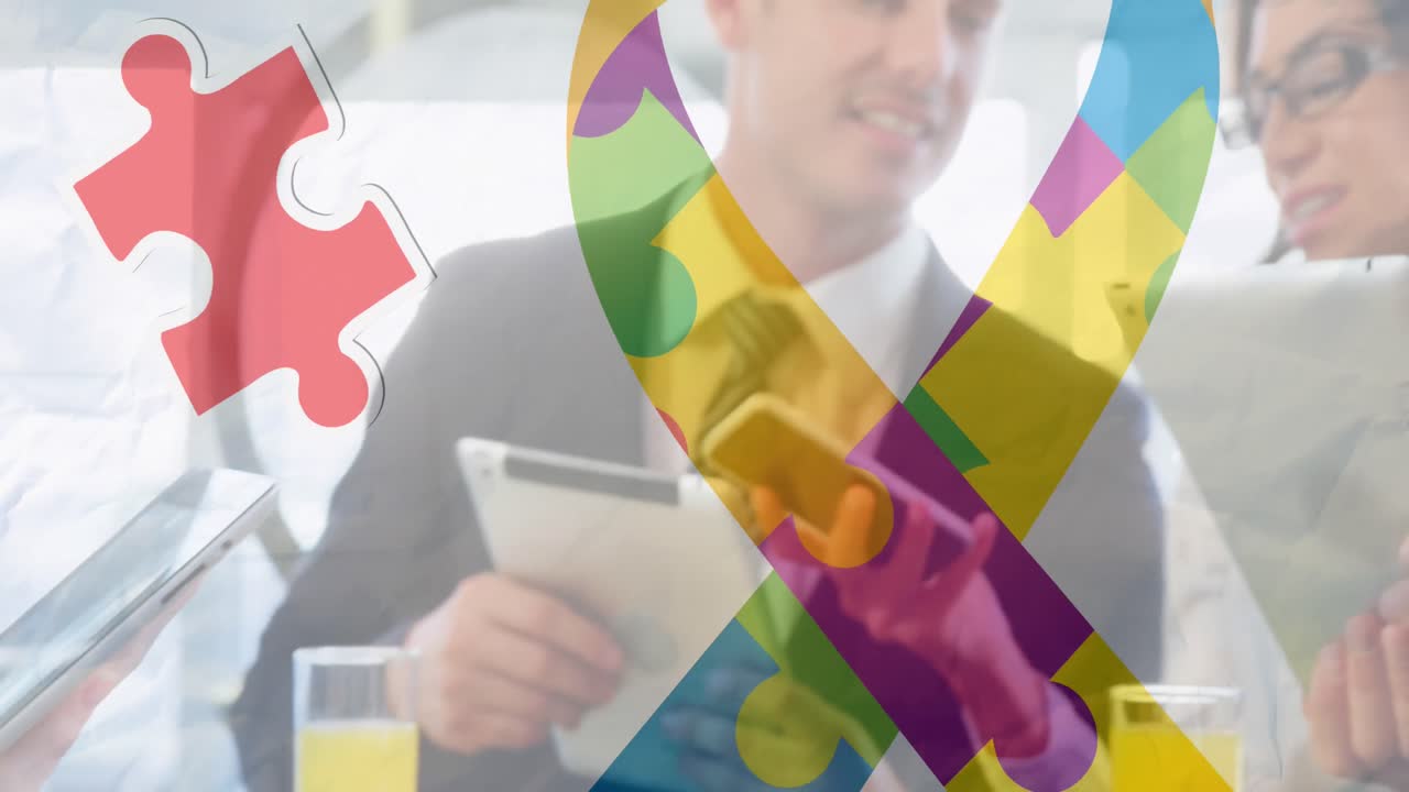 animación de piezas de rompecabezas cinta y texto de autismo sobre personas de negocios que usan dispositivos digitales