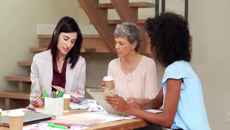 mujeres que trabajan seriamente