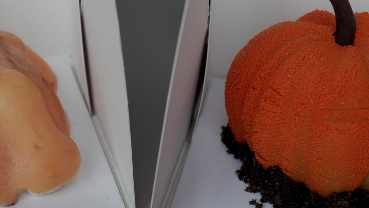 Halloween-Kuchen, Pan de Muerto und Kürbis: festliche Köstlichkeiten