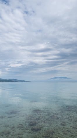 Hermosa-Playa-Y-Costa-En-Grecia-En-Vertical