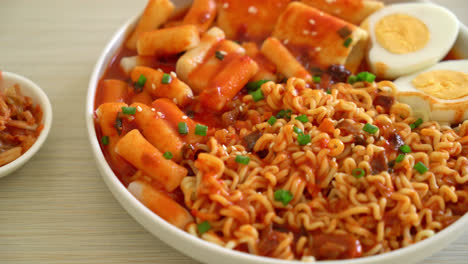 Fideos-Instantáneos-Coreanos-Con-Pastel-De-Arroz-Coreano-Y-Pastel-De-Pescado-Y-Huevo-Hervido---Rabokki---Estilo-De-Comida-Coreana