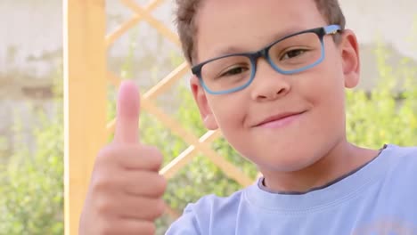 niño con un par de anteojos que se ve elegante y fresco material de archivo-1
