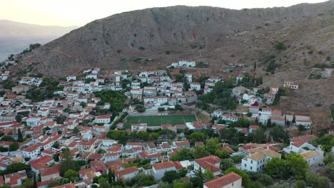 Video-Aéreo-De-Drones-Del-Puerto-Pintoresco-Y-El-Pueblo-Principal-De-La-Isla-Hydra-O-Ydra-Con-Hermosas-Casas-Neoclásicas,-Golfo-Sarónico,-Grecia