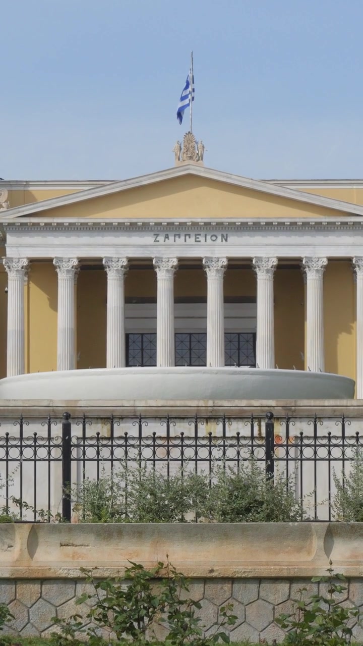 Vista vertical do grande Salão Zappeion neoclássico em Atenas, Grécia, exibindo sua arquitetura elegante e significado histórico