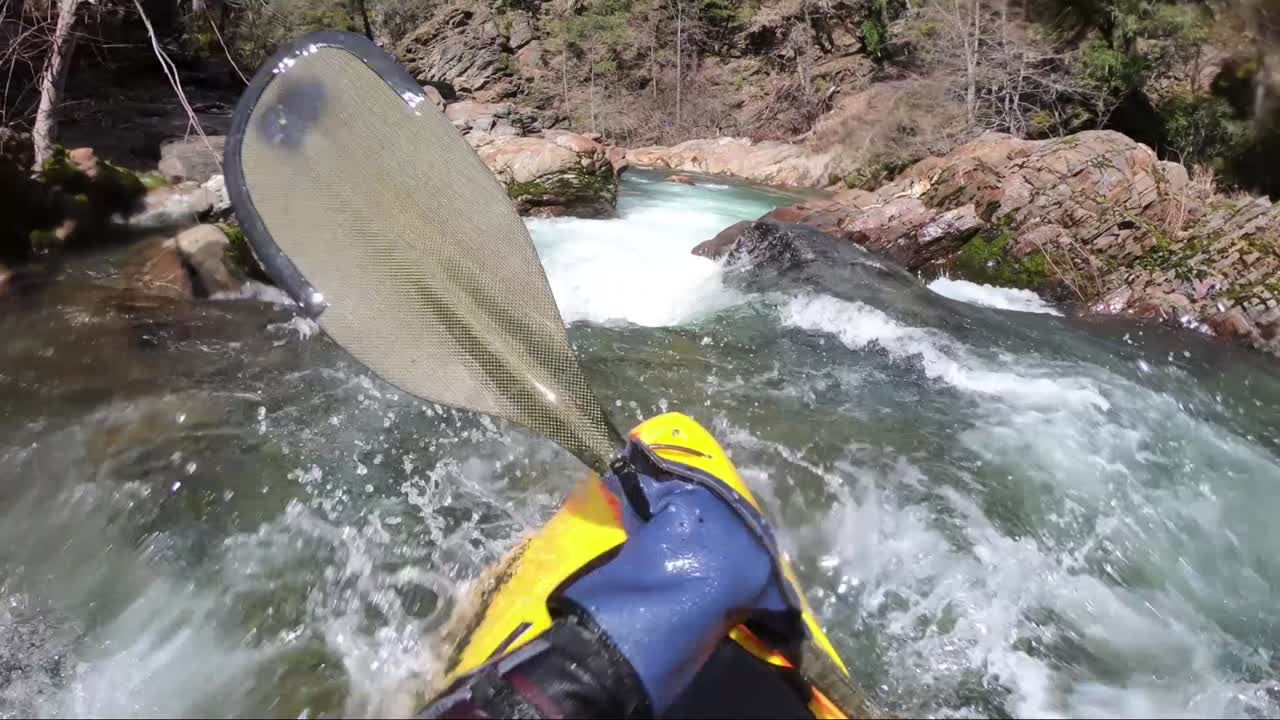 vista en primera persona del kayak de aguas bravas en el río applegate en la frontera de california y oregon