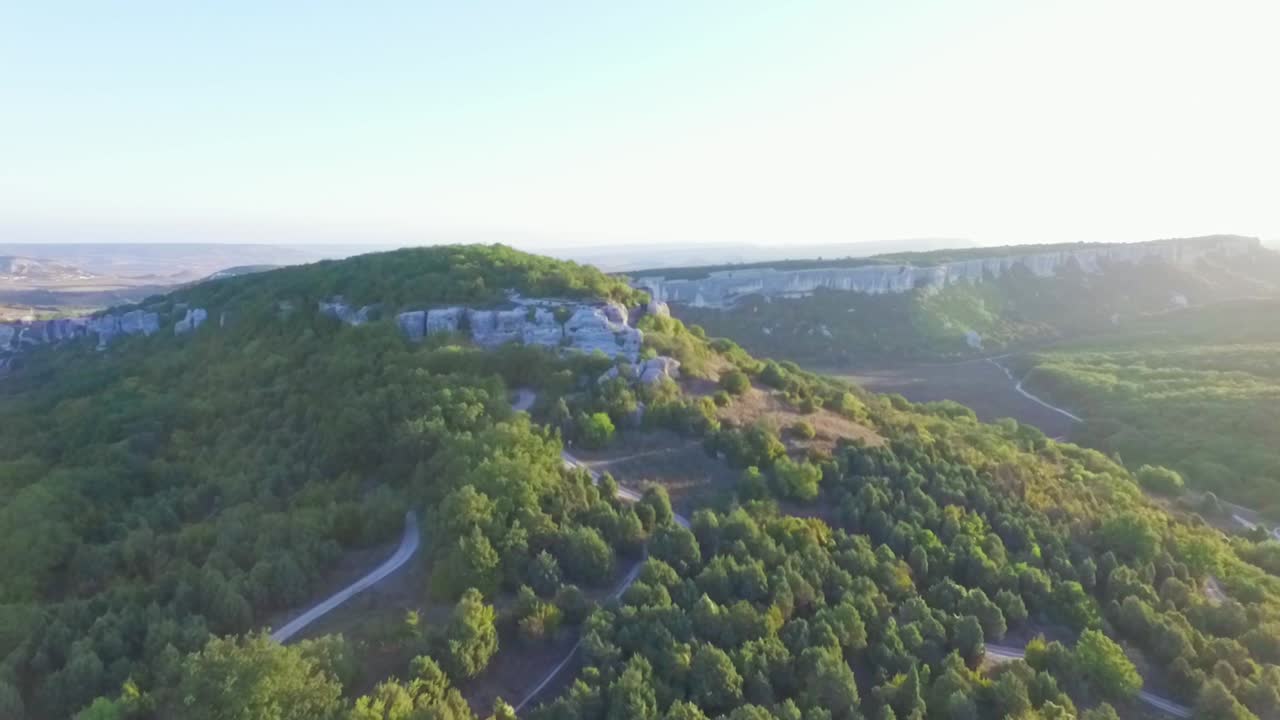 vista aérea de un paisaje montañoso con formaciones rocosas y cuevas