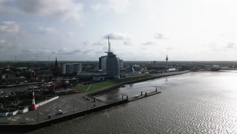 Gran-Torre-Y-Edificios-En-La-Costa-De-Una-Ciudad,-Bremerhaven,-Alemania,-Europa,-Drone,-Mar-Del-Norte