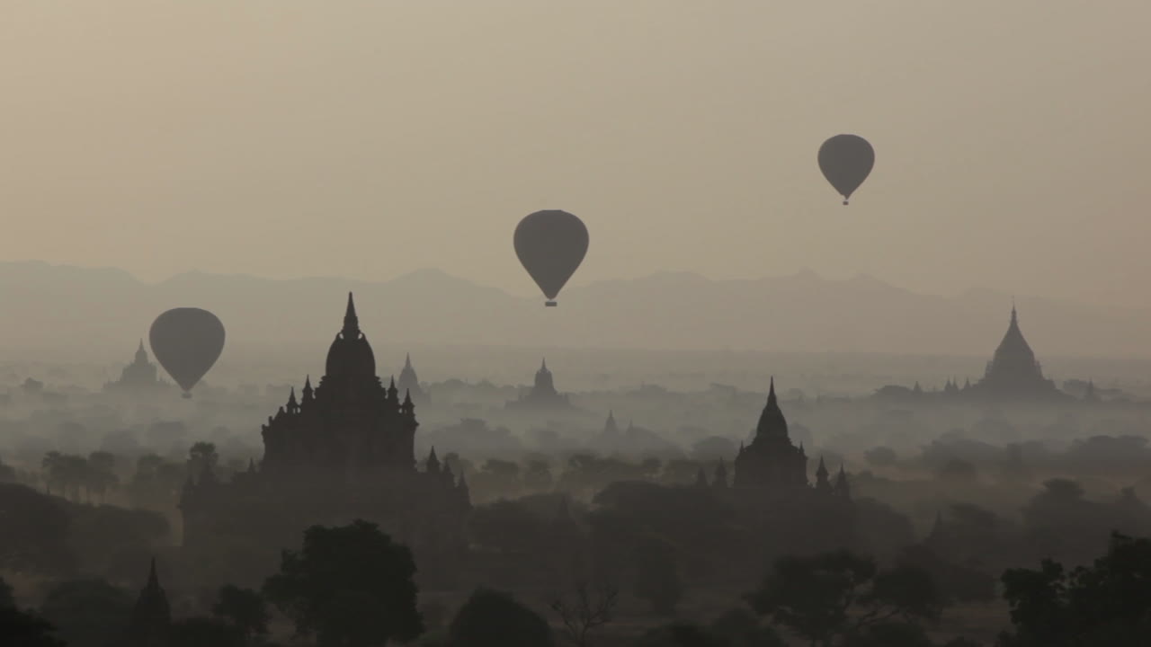 Mongolfiere volano sopra il tempio di pietra nelle pianure di Pagan Bagan Birmania Myanmar 2
