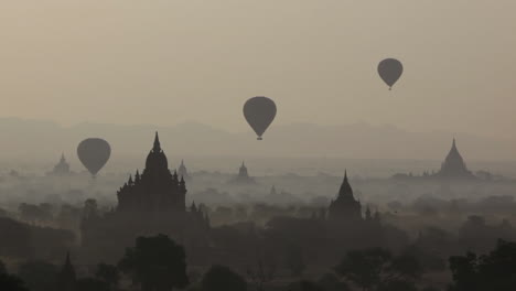 Globos-Vuelan-Por-Encima-Del-Templo-De-Piedra-En-Las-Llanuras-Paganas-De-Bagan-Birmania-Myanmar-2