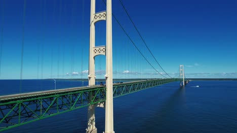 el puente mackinac se extiende cinco millas a través del estrecho de mackinac para conectar la ciudad de mackinaw y la st-4