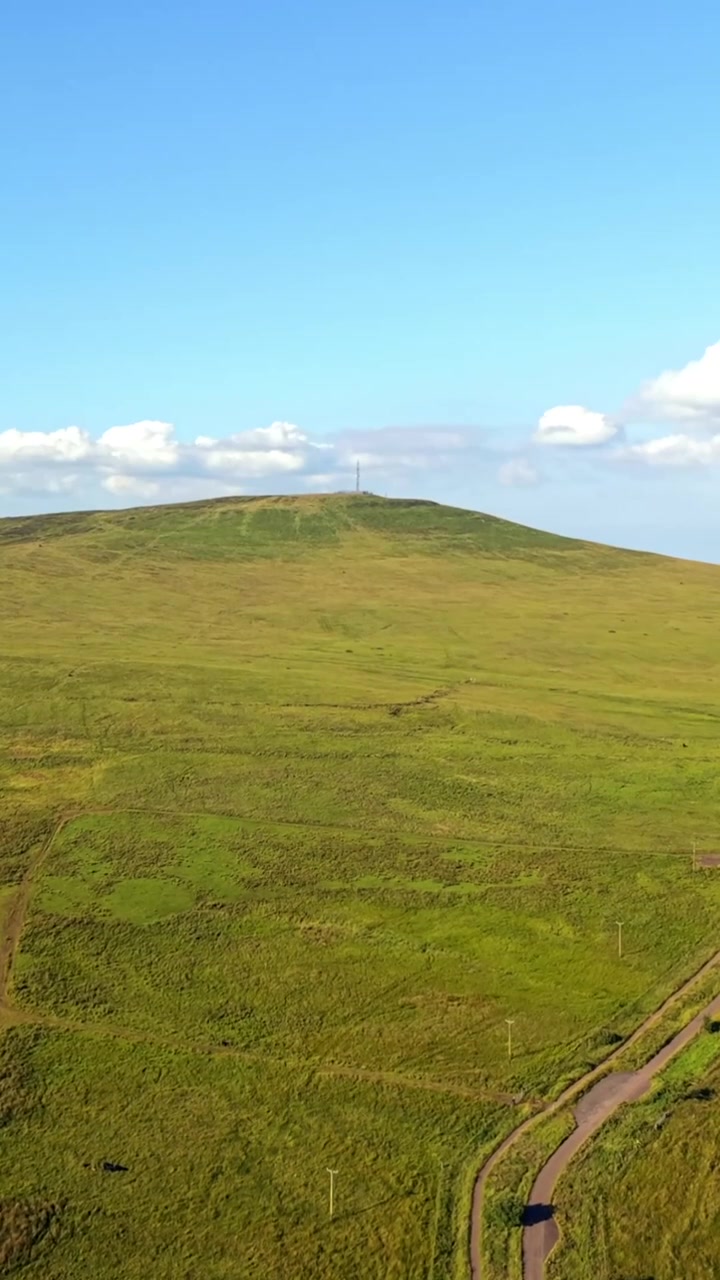 Video aereo ascendente della Black Mountain a West Belfast, Irlanda del Nord, in una luminosa sera d'estate, prodotto a 60FPS, con rapporto sociale 1080x1920 e colore Rec709