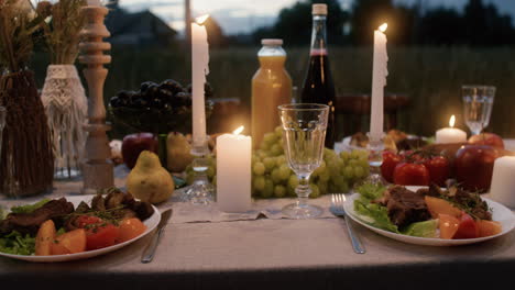 banquete de bodas al anochecer