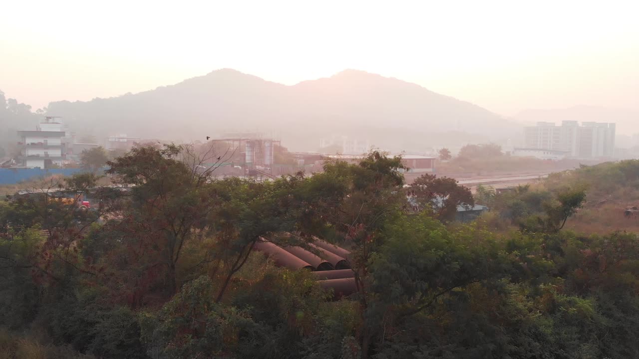 미라로드 녹지 공사중 건물과 산 드론 샷 조감도 팬 오른쪽에서 왼쪽으로