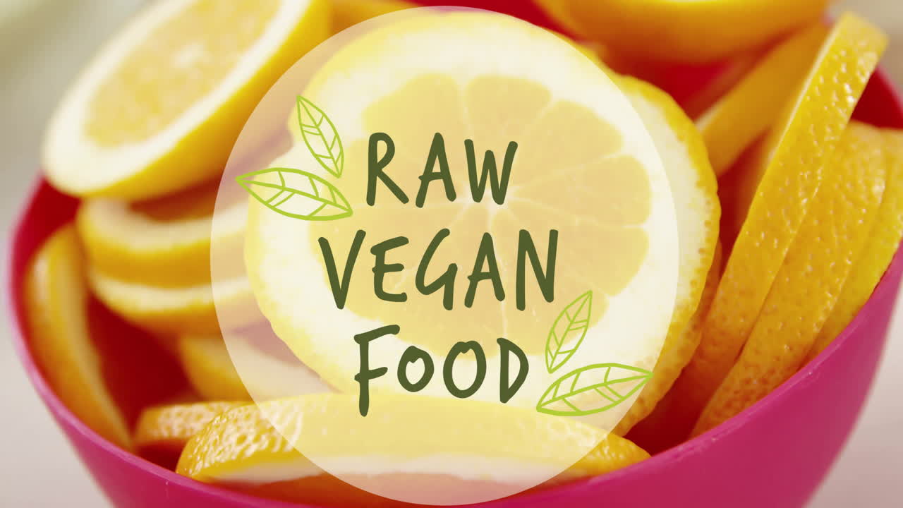 animación de texto de comida vegana cruda sobre rebanadas de naranja en un cuenco en la mesa