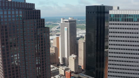 Vista-Aérea-Del-Centro.-Drone-Volando-Entre-Rascacielos-Modernos.-Inclinándose-Hacia-Abajo-Para-Ver-Los-Edificios-Más-Bajos.-Dallas,-Texas,-Nosotros