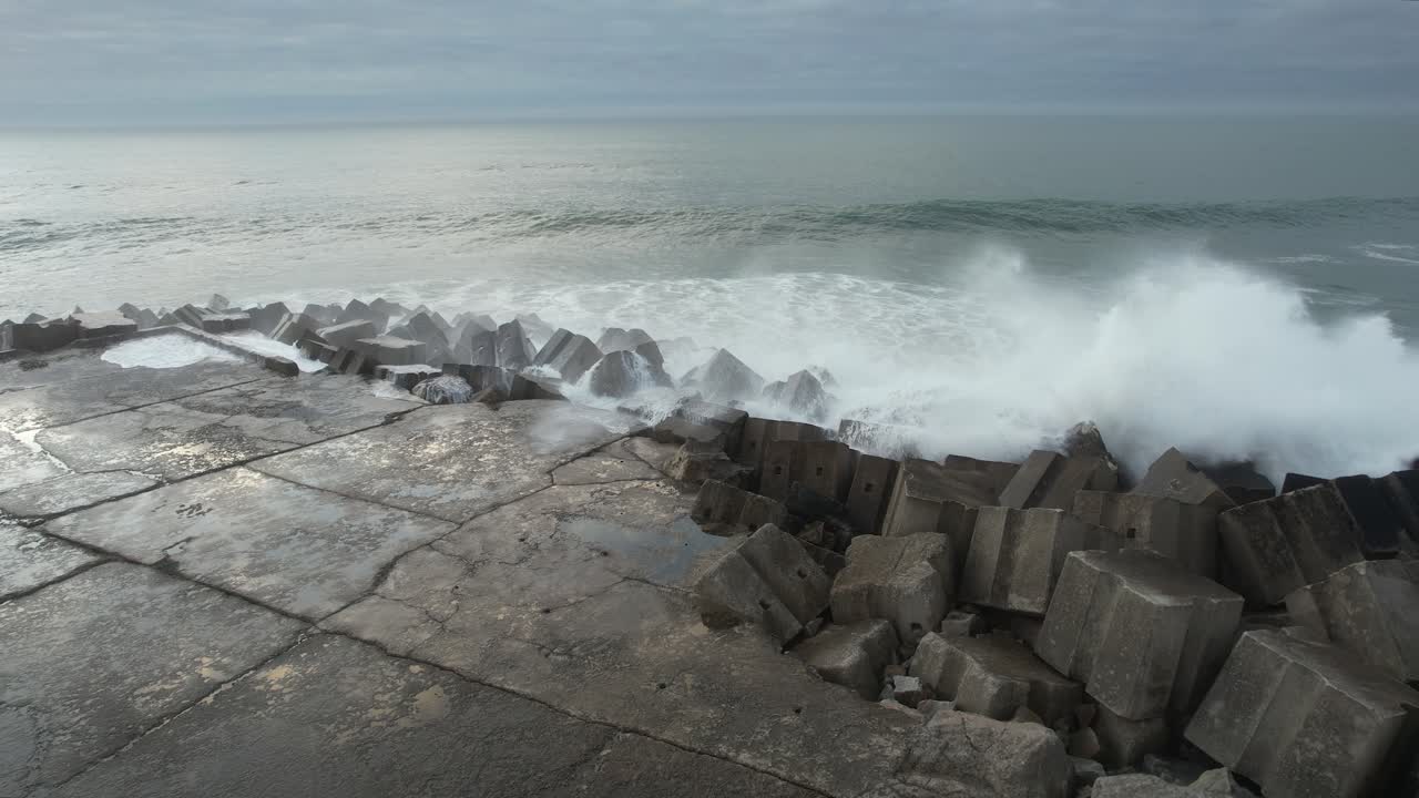 스프레이로 부서지는 거대한 파도