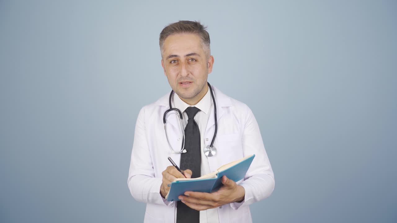 Psiquiatra fazendo anotações
