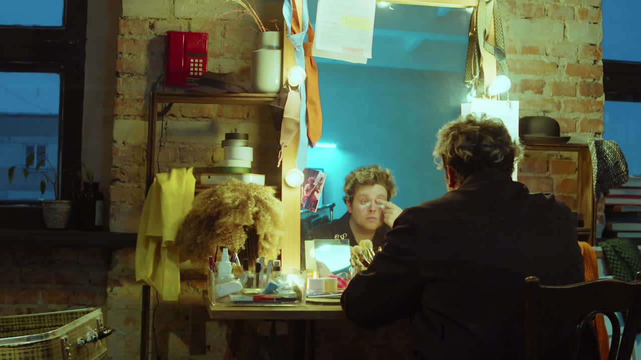 옷차림실에서 조롱거리 메이크업을 하는 남자