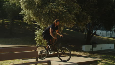 Totale-Aufnahme-Eines-Radfahrers-Mit-Behinderung,-Der-Auf-Der-Stelle-Fährt-Und-Springt