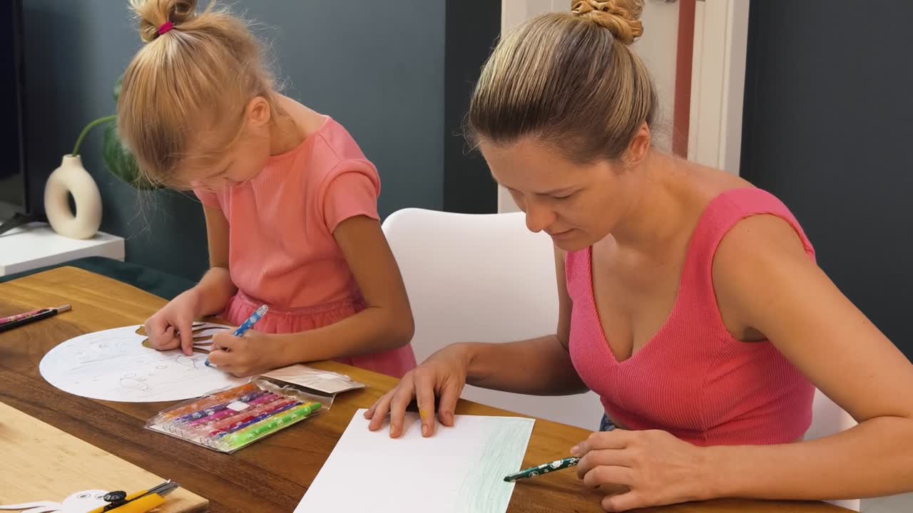 어머니와 딸이 함께 그림을 그리고 있습니다.