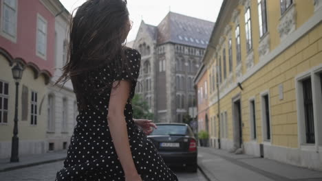 mujer caminando por una ciudad europea