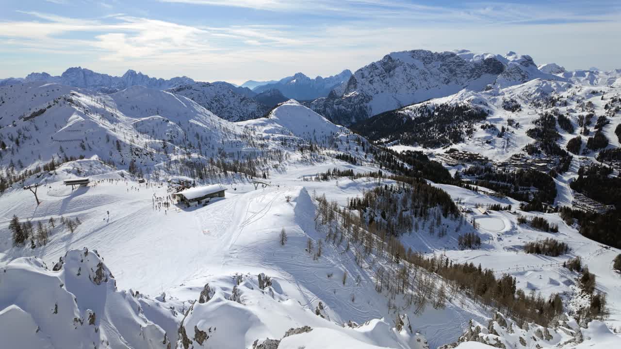 panorama idílico de la estación de esquí de nassfeld con pistas preparadas rodeadas de montañas cubiertas de nieve en austria