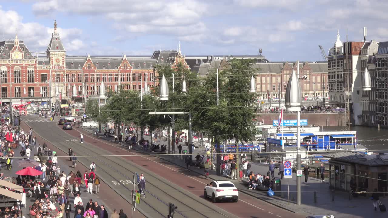 암스테르담 센타알 근처의 자동차와 사람들의 교통.