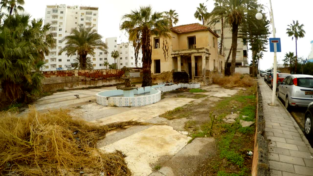 edificio abandonado de dos pisos en la frontera con la ciudad fantasma cerrada varosha en el norte de chipre
