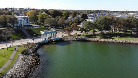 vista aérea del centro de plymouth y plymouth rock a través de drones en un brillante día de verano