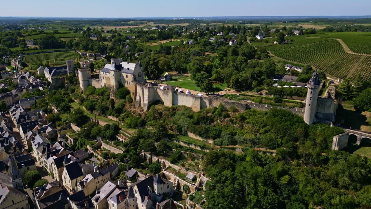 Königliche Festung Chinon, mittelalterliche Burg auf einem Hügel, Frankreich. Luftaufnahme mit einer aufsteigenden Drohne