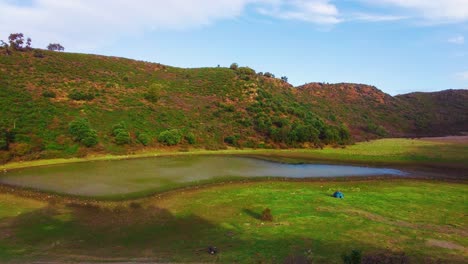 un bonito lago tamezguida en la cima de la montaña del atlas argelino