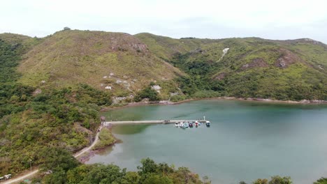 paisaje de la isla de hong kong con colinas verdes, franjas de arena únicas y bahías escondidas, vista aérea