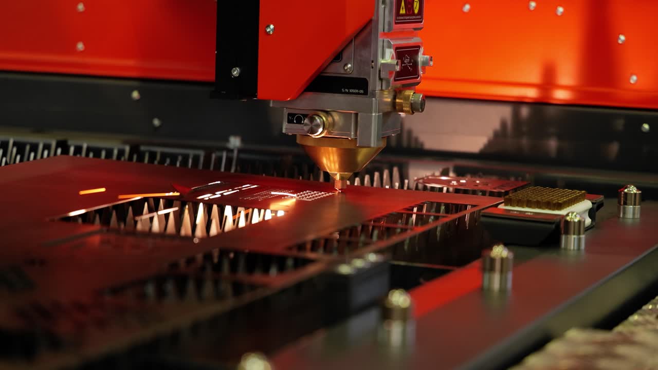 corte láser cnc de metal, tecnología industrial moderna.