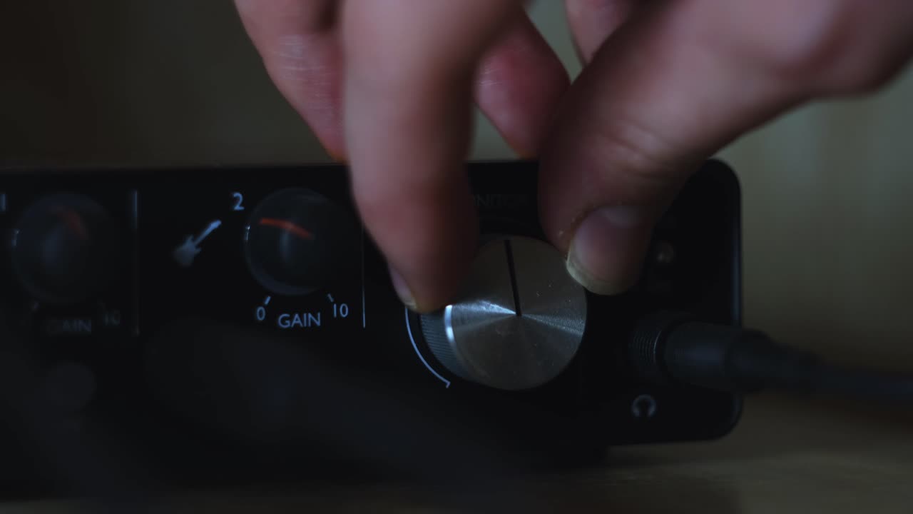 오디오 서의 이득 제어를 조정합니다.