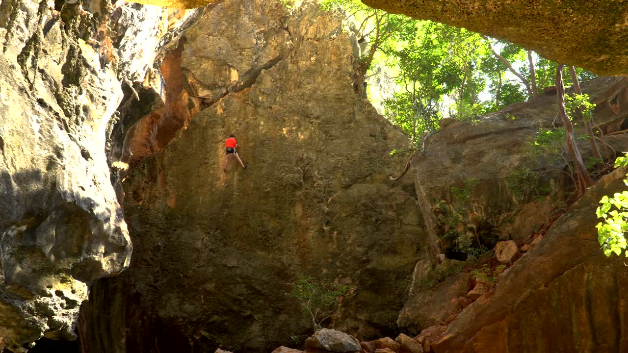 la famosa cueva de phranang en la playa de raylay railay krabi tailandia