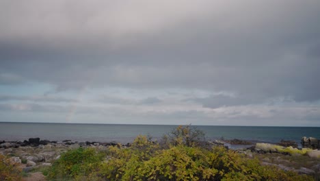 Arco-Iris-De-Otoño-Junto-A-La-Costa-De-Vårhallarna-En-El-Sur-De-Suecia-Österlen---Toma-Panorámica-Panorámica-De-Izquierda-A-Derecha