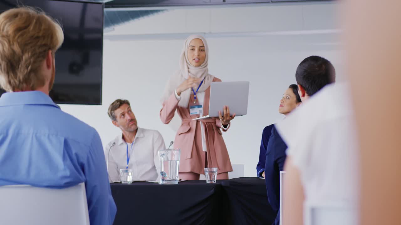 비즈니스 컨퍼런스 에서 청중 에게 연설 하는 연설자