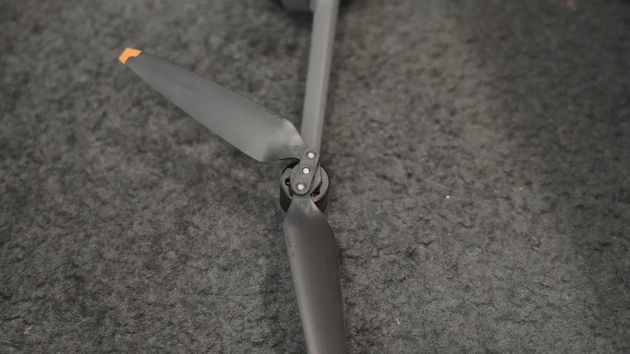 un motor con alas recién colocadas en primer plano