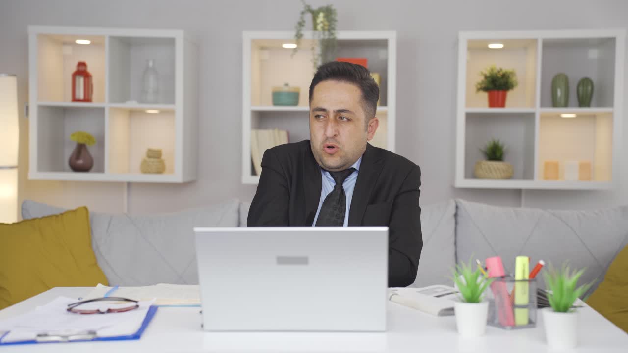 홈 오피스 워커 남자 추운, 추운 느낌.