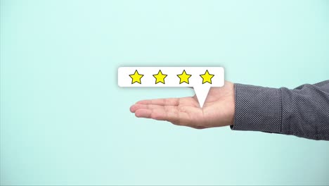 la mano mostra un feedback a quattro stelle