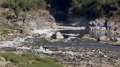 巴格馬蒂河 (bagmati river) 流出尼泊爾加德曼杜山谷 (kathmandu valley) 之後,流出水面上的泡<unk>