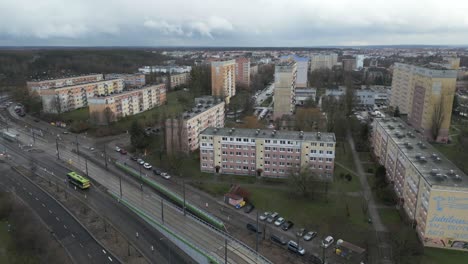 Vista-Por-Drones-De-Una-Urbanización-De-Bloques-Residenciales-Situada-Cerca-Del-Viaducto