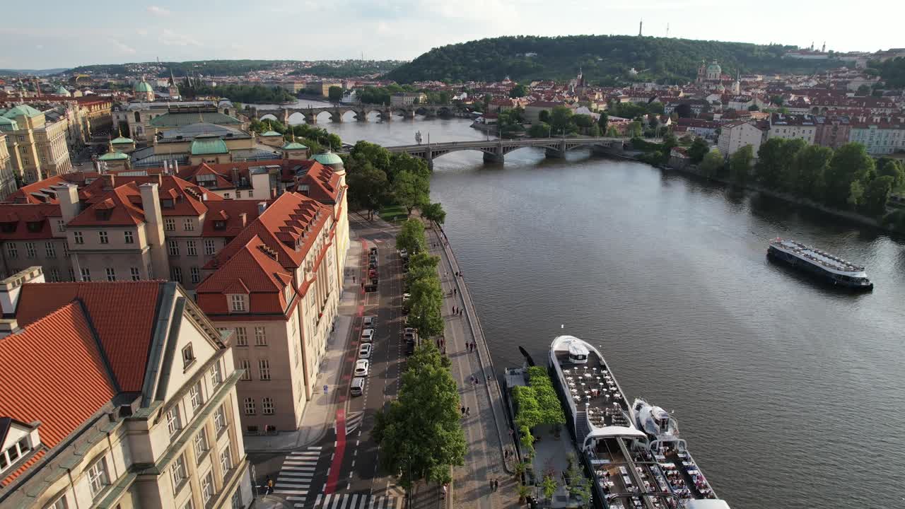 Il drone atterra a Praga accanto al fiume Moldava
