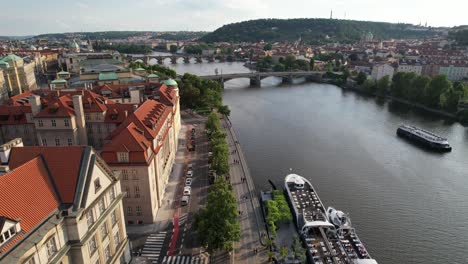 el dron aterriza en praga junto al río vltava.