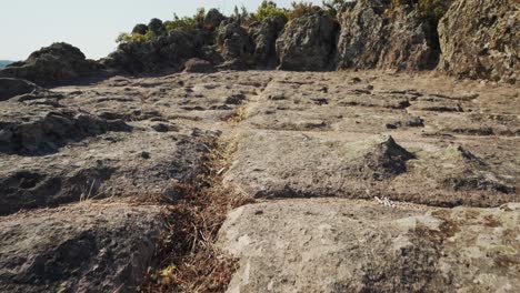 roca de los pisos de trituración en el santuario tracio de harman kaya en bulgaria