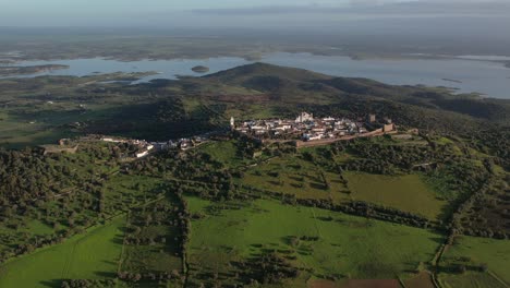 Puesta-De-Sol-Sobre-El-Pueblo-Medieval-De-Monsaraz