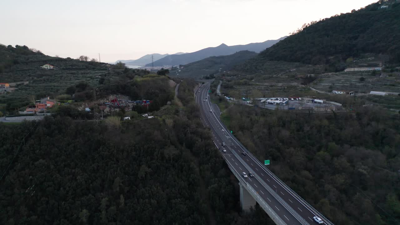 아름다운 이탈리아 시골 에 있는 바쁜 오버패스 와 고속도로 의 영상